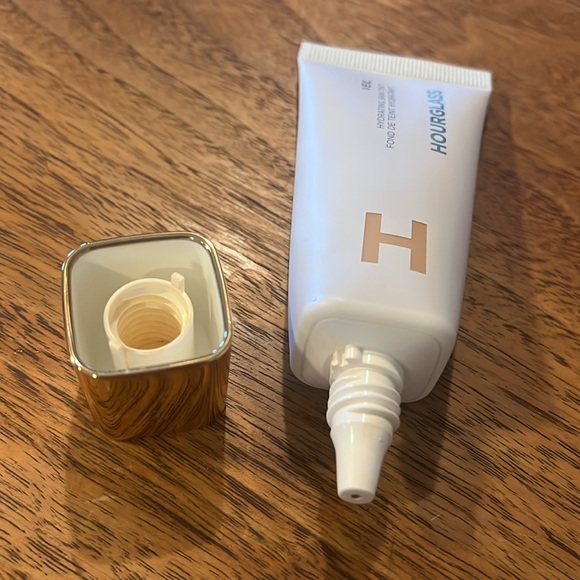 Hourglass Veil Skin Tint - Picture 4 of 4